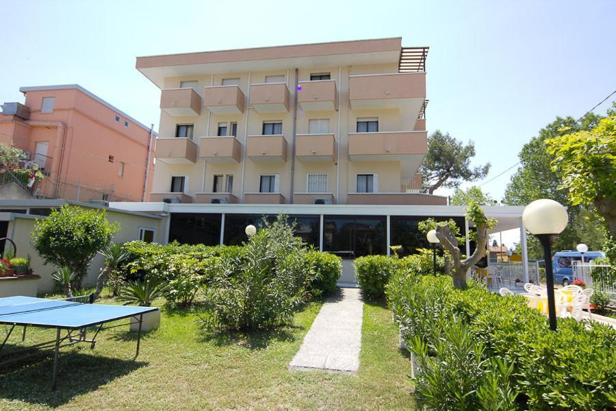 Hotel Pigalle Riccione Eksteriør billede