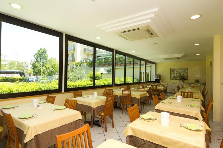 Hotel Pigalle Riccione Eksteriør billede