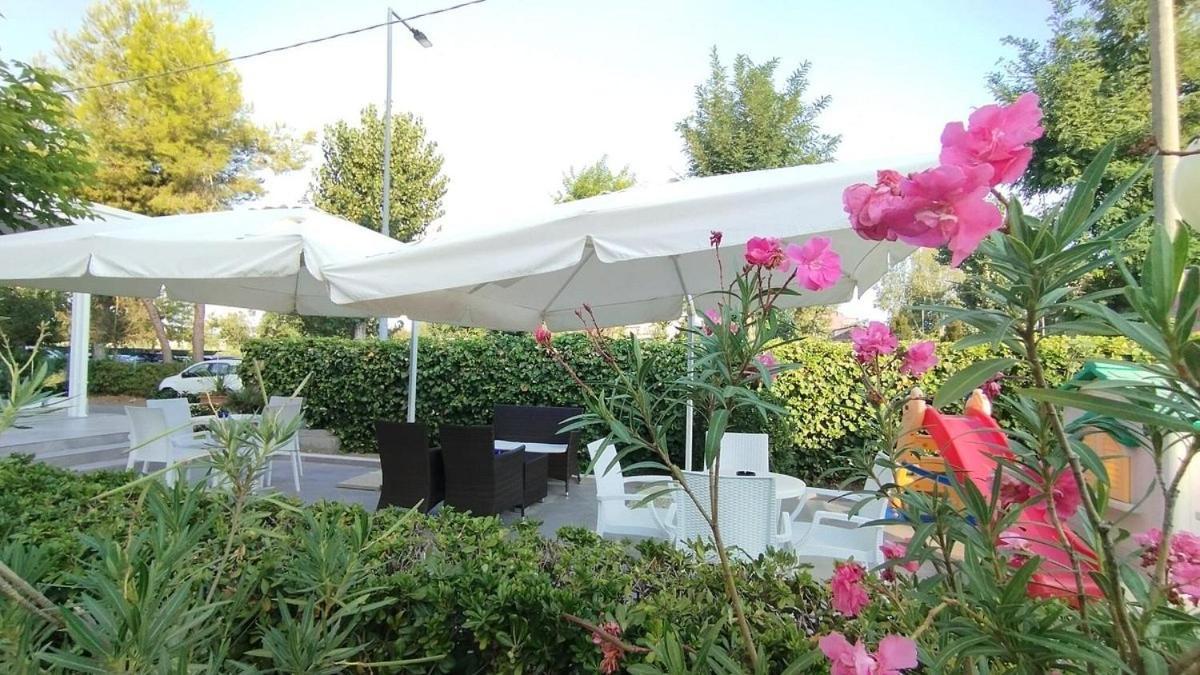 Hotel Pigalle Riccione Eksteriør billede